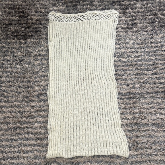 ✨Elegant Cream & Gold Knit Scarf✨ - Picture 4 of 4